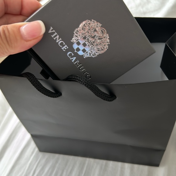 ✨NWT HP 🎉VINCE CAMUTO NECKLACE ✨ - Picture 2 of 3